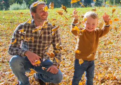 Père et fils en lumière naturelle d’automne dans les Hautes-Pyrénées