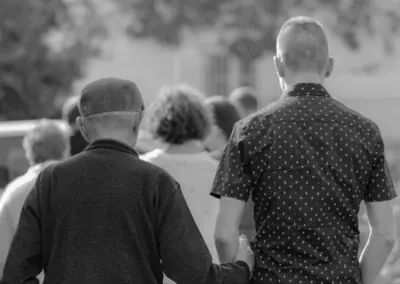 Portrait noir et blanc, complicité entre deux générations