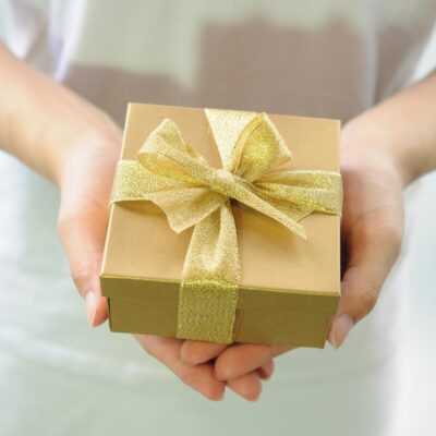 Cadeaux Cadeau de mariage emballé d’un ruban doré