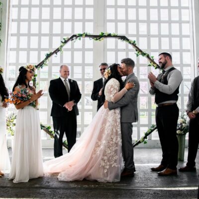 Cérémonie Cérémonie de mariage sous une arche fleurie