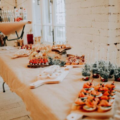 Réception et repas Buffet de réception de mariage dressé en salle